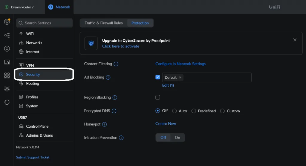 UniFi-Einstellungen: Menüpunkt Security markiert, im Tab Protection ist die Ad-Blocking-Checkbox mit Liste „Default“ aktiv